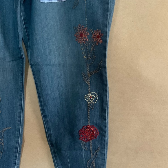 Bandolino Blue Floral Embroidered Jeans. NWT Size 14. Lizbeth Skinny Crop. - Picture 2 of 12